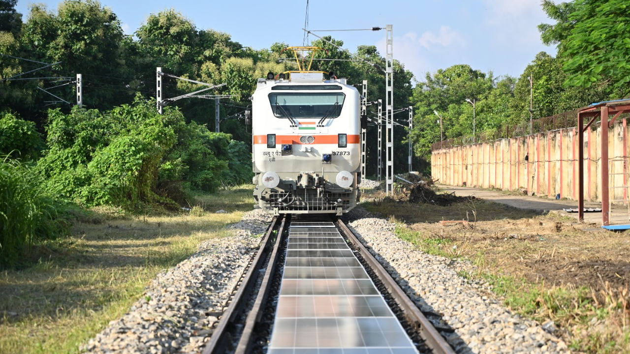 Solar Power on Railway Track: Now Electricity Will Be Generated from Railway Tracks